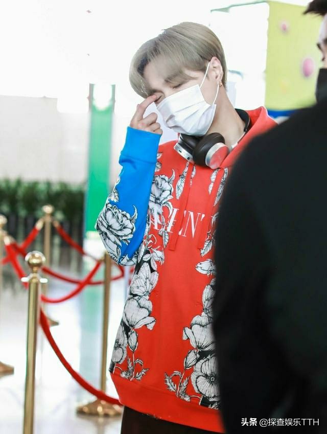 张艺兴新发色银色,张艺兴银色发型图片