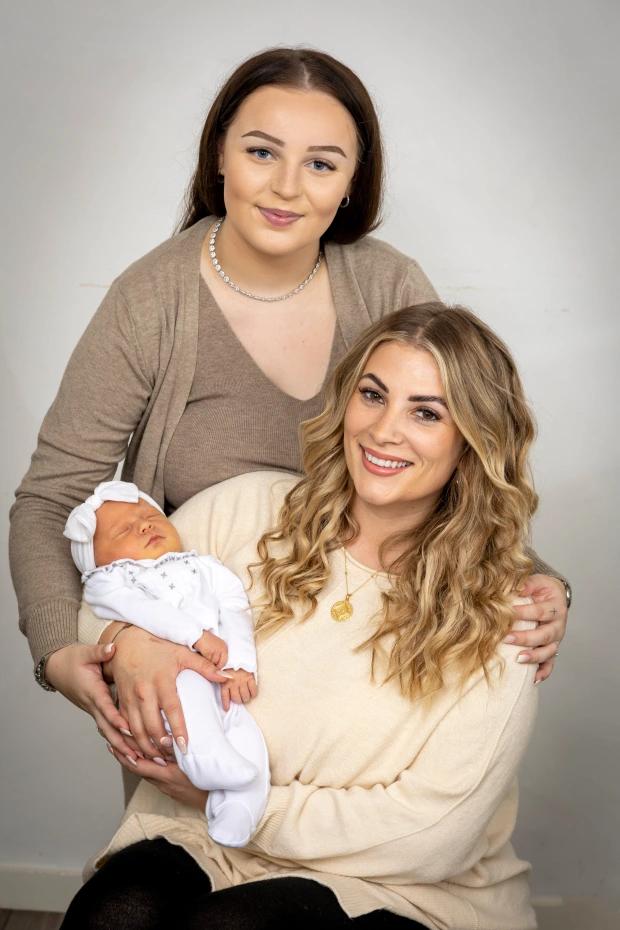 英国美女33岁当外婆,30岁的女人当上外婆