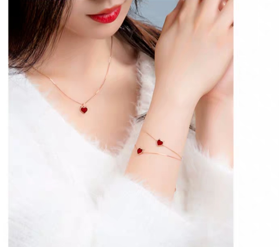 适合18岁戴的首饰,20岁女生戴什么金首饰好看