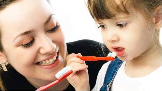 乳牙应该拔还是不拔,宝宝新牙齿出来了旧牙齿不松动