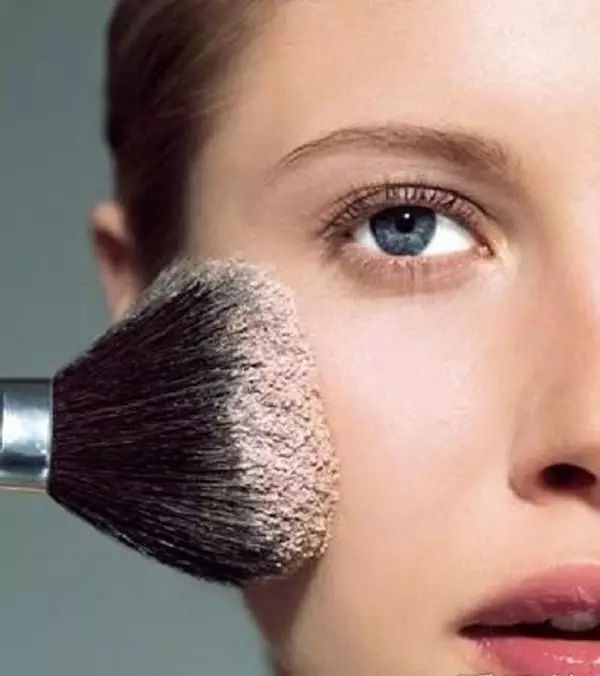 补妆用透明散粉还是肤色散粉好,散粉可以用来补妆