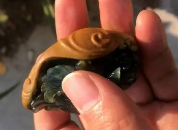 缅甸矿区翡翠原石一刀切出千万元,翡翠原石一刀切开