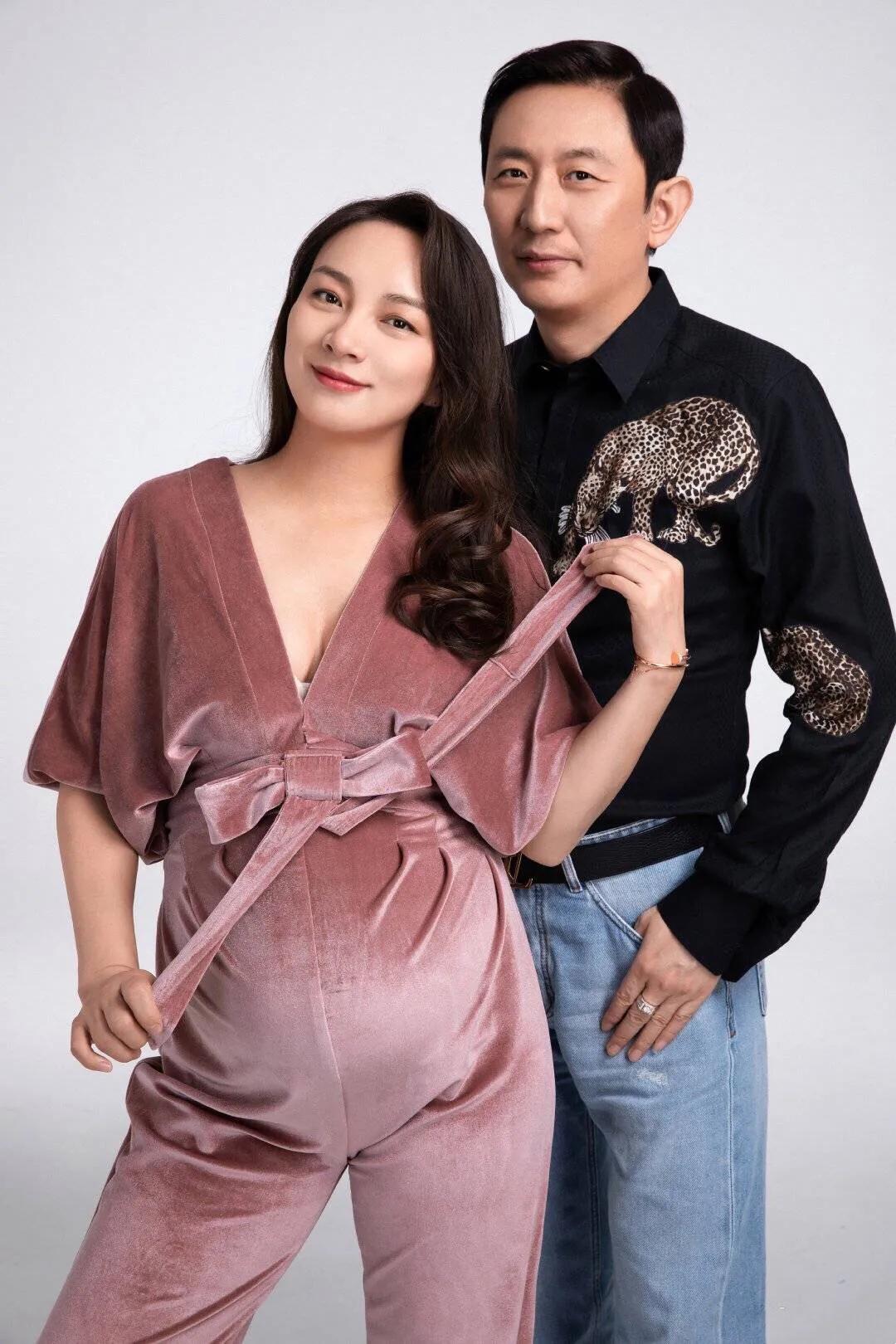 36岁世界冠军喜得贵子，50岁富豪老公现身，奢侈品皮带抢眼