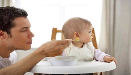 两岁宝宝吃饭能不能喂,两岁宝宝饮食能和大人一样吗