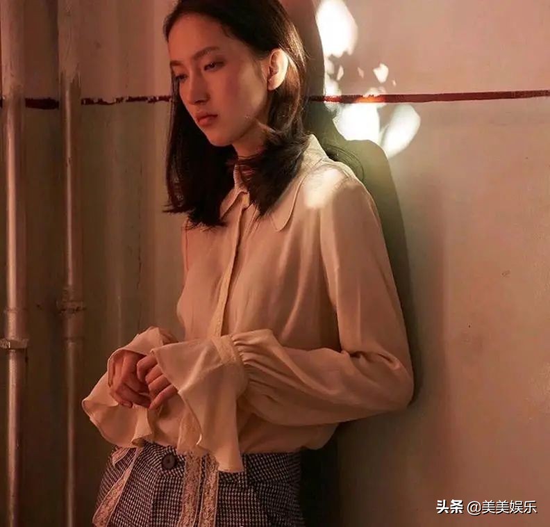 又一超模恋情曝光，和男模车内热吻，男方前女友个个是女神