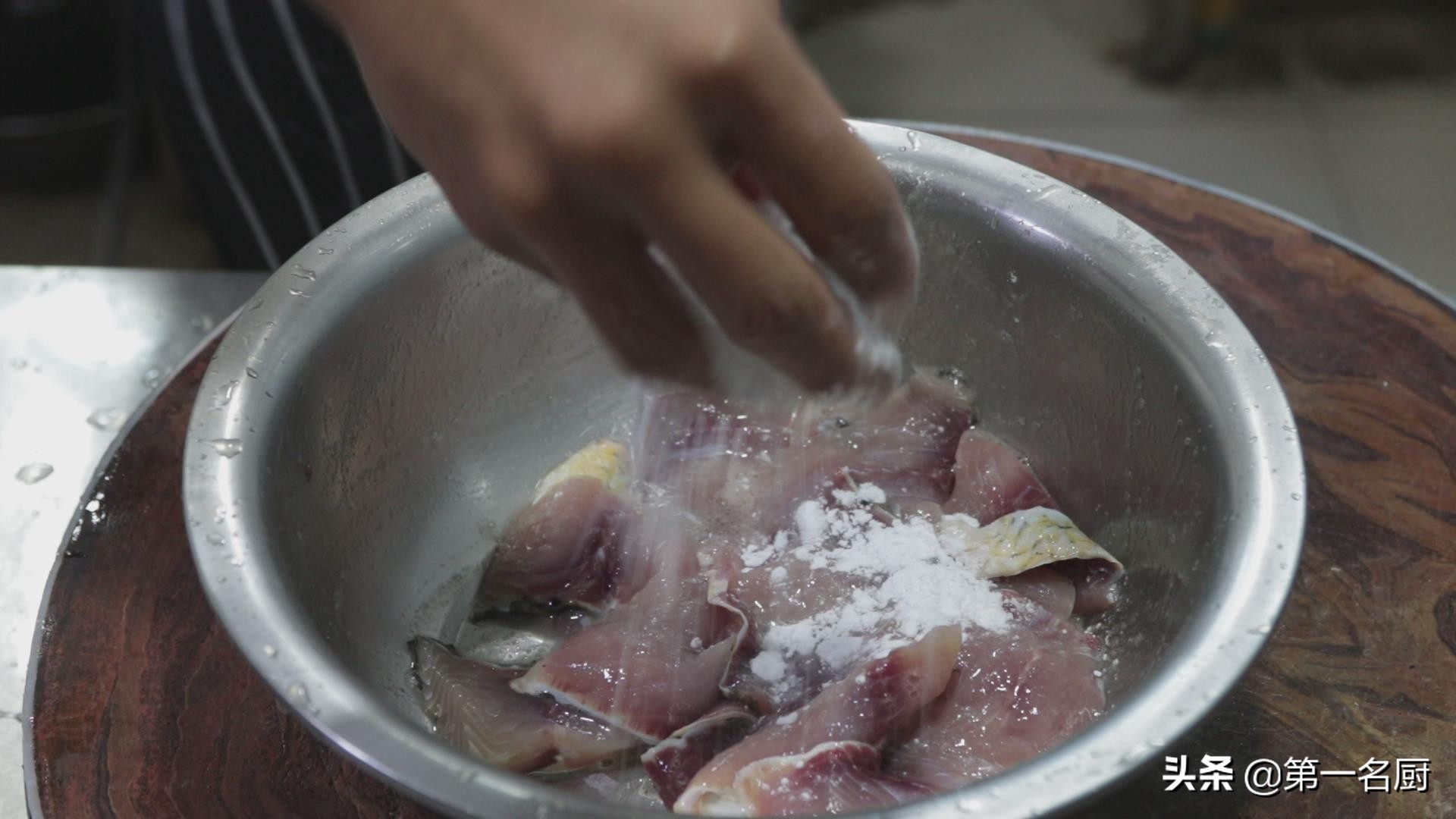鲤鱼好吃有诀窍，做出来肉质嫩滑，汤鲜味美，一顿多吃两碗饭