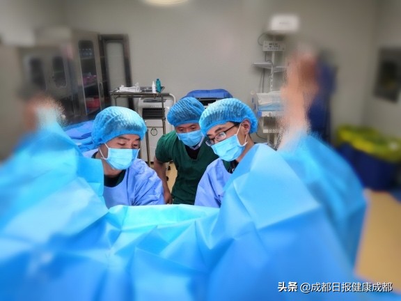 4000米高原的奇遇:毕业十年的同窗,在帮扶医院手术室重逢