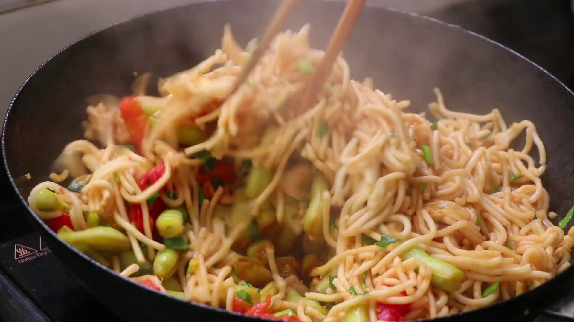 豆角焖面怎么做才不粘,手擀面豆角焖面如何让面条不粘