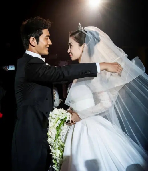 杨颖黄晓明最开始照片,杨颖靠黄晓明火的前后