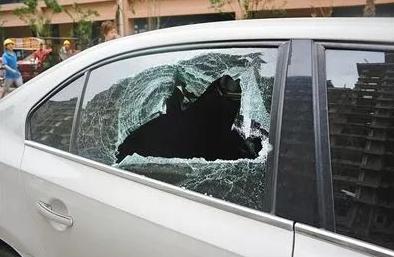 钥匙锁车里砸哪块玻璃最便宜,车钥匙掉了砸哪一个玻璃比较划算