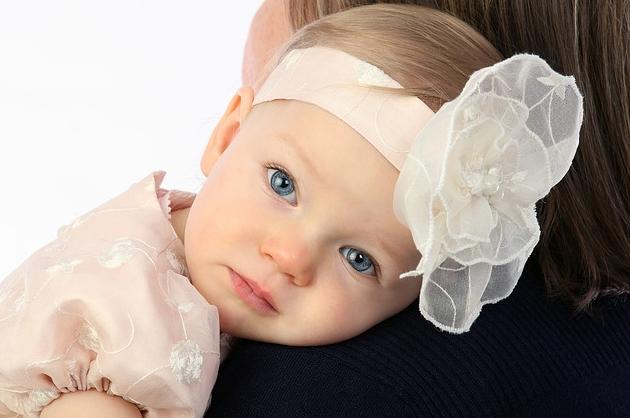 1岁的宝宝半夜饿醒了要不要喂奶,1岁宝宝半夜醒还要奶睡