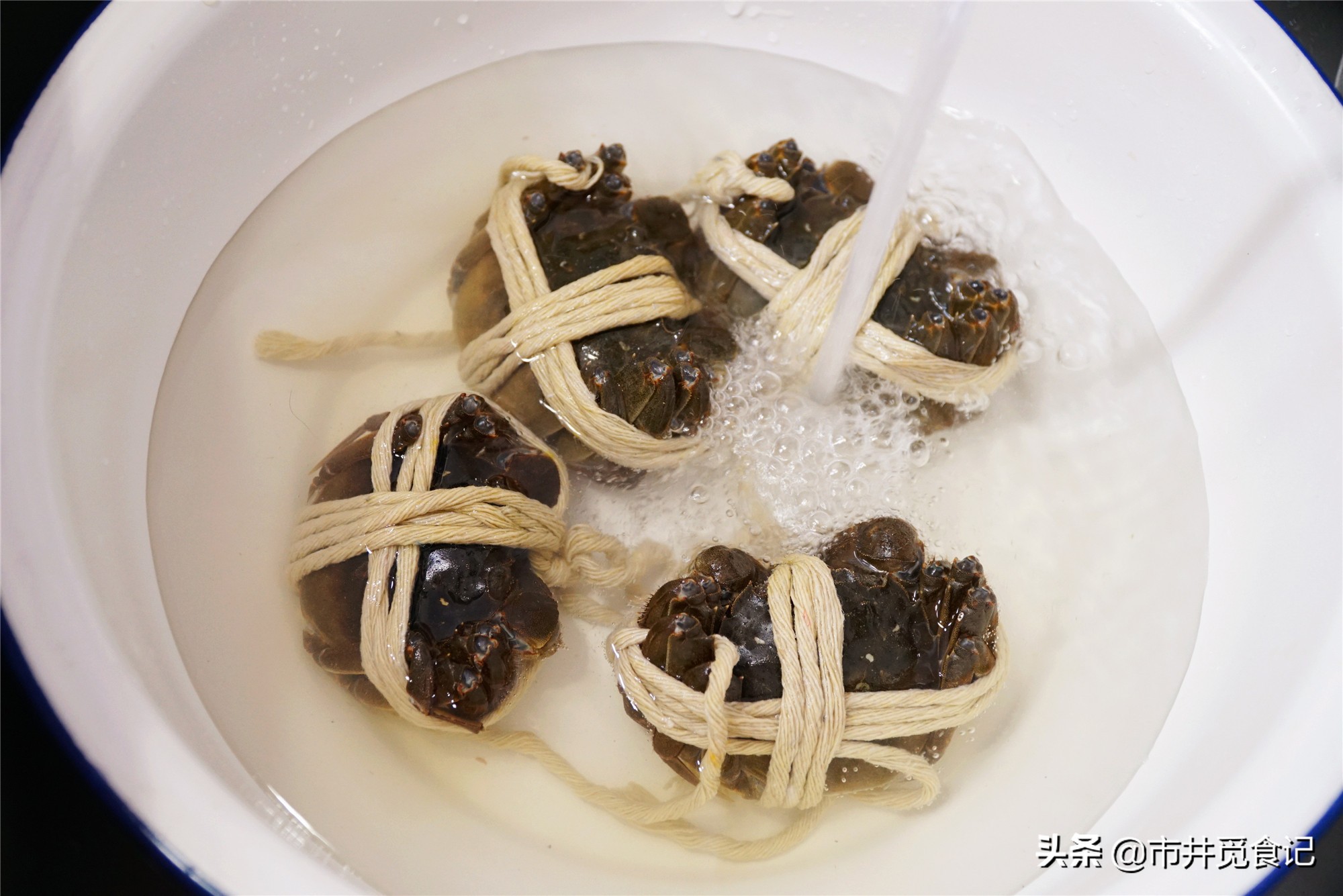 大闸蟹，上锅直接就蒸就错了，掌握3个诀窍，肉细腻，不流蟹黄