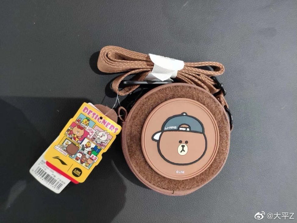 在李宁你不光能买到百纳配色弧ACE，甚至还能买到MAC彩妆