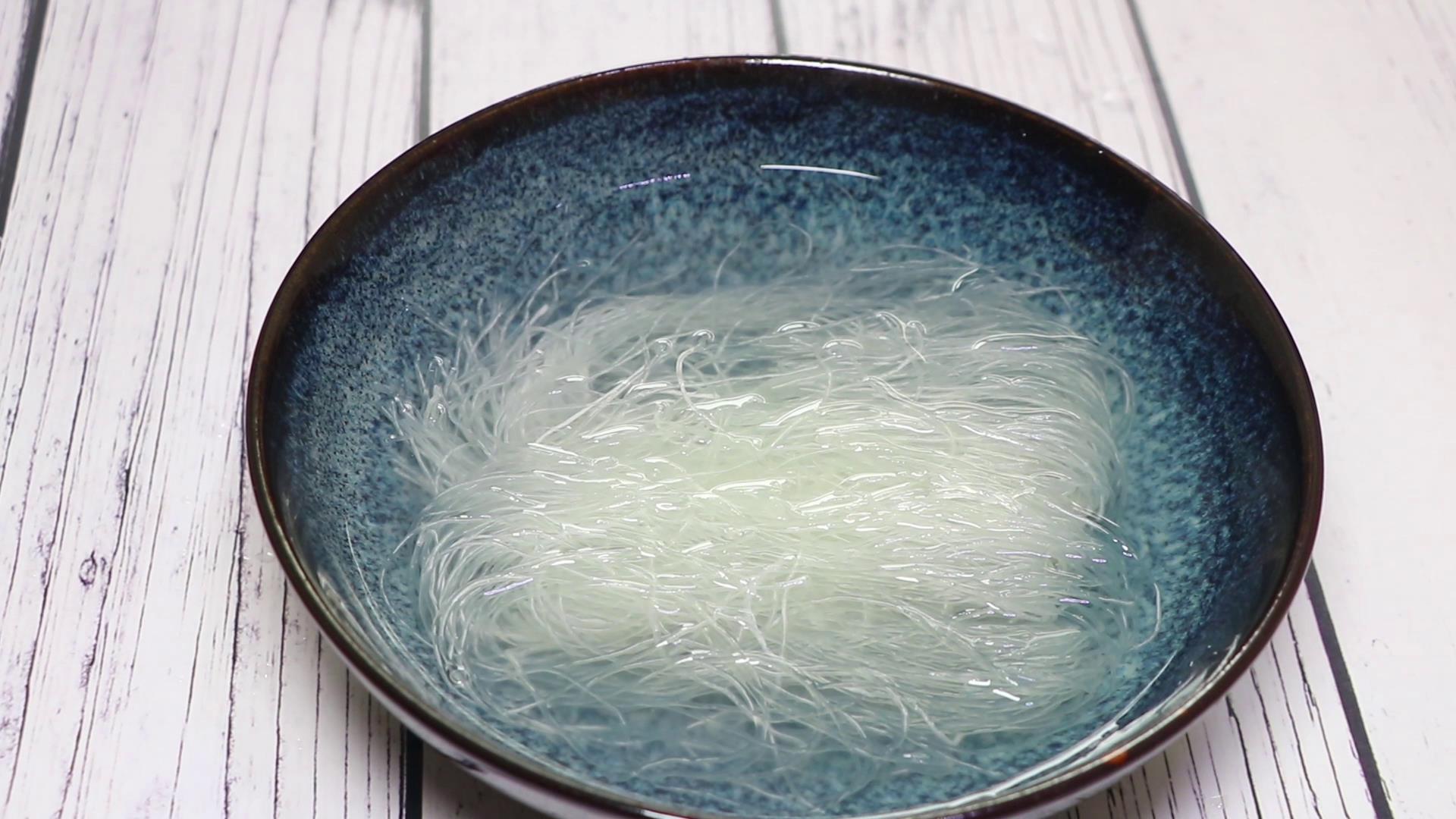 做凉拌菜粉丝,凉拌粉丝就这么一碗都不够吃