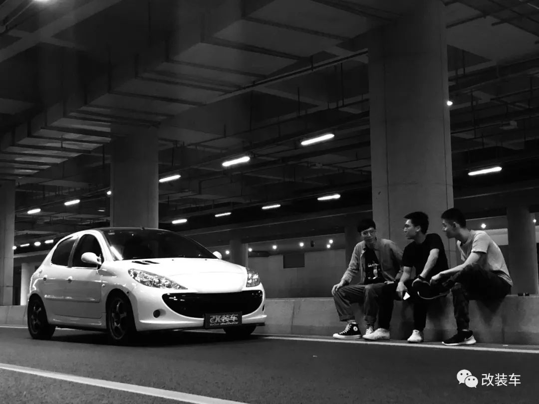 改装也疯狂黑武士标致207的蜕变,08年标致207还能值多少钱