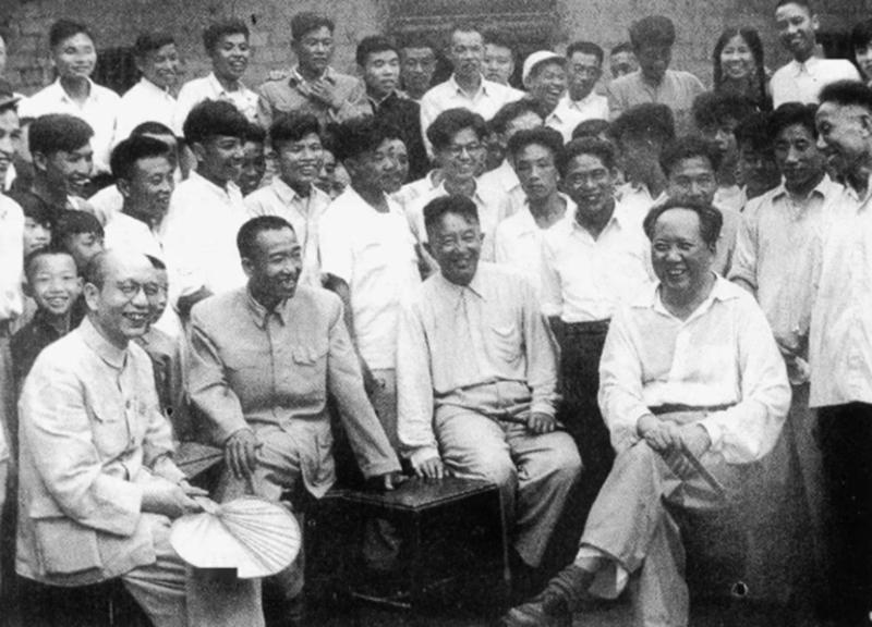 毛*东泽**时隔32年重回韶山,看到父母坟墓破烂不堪:不要修,就这样