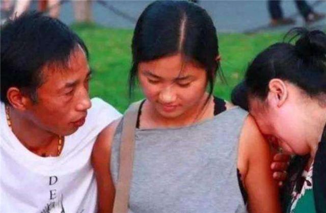 湖北夫妻扛煤气罐供弃婴读博士，24年后亲生父母拿50万上门认亲