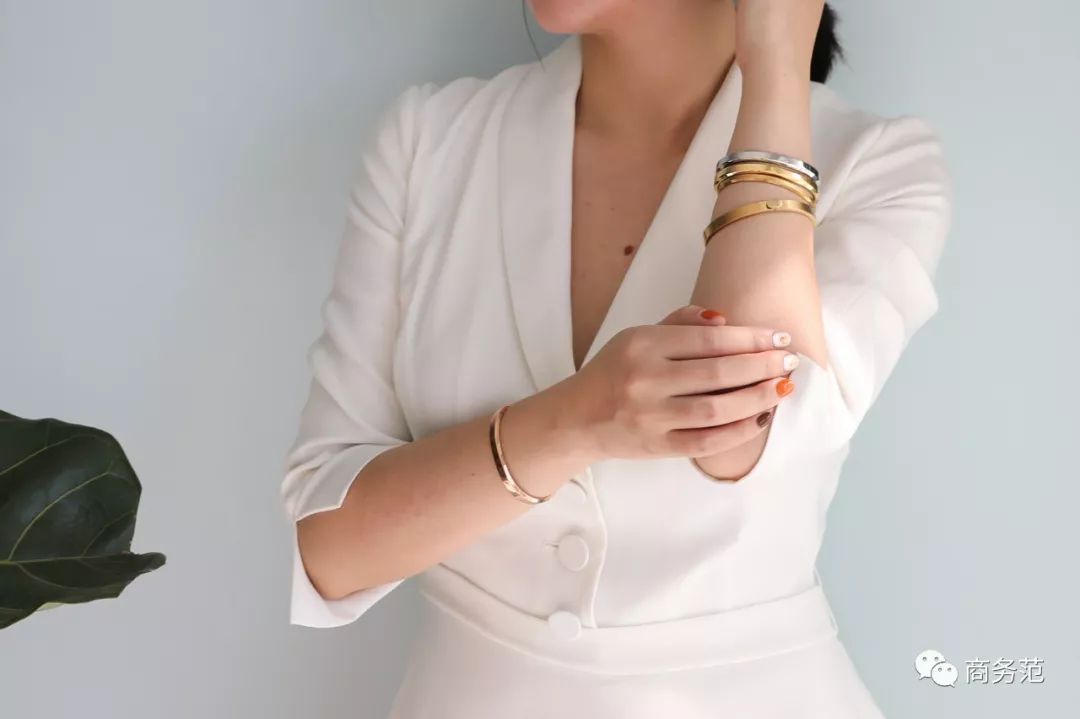 瑞典皇家配饰品牌,几百块戴出万元质感,金色手镯男女戴都好看