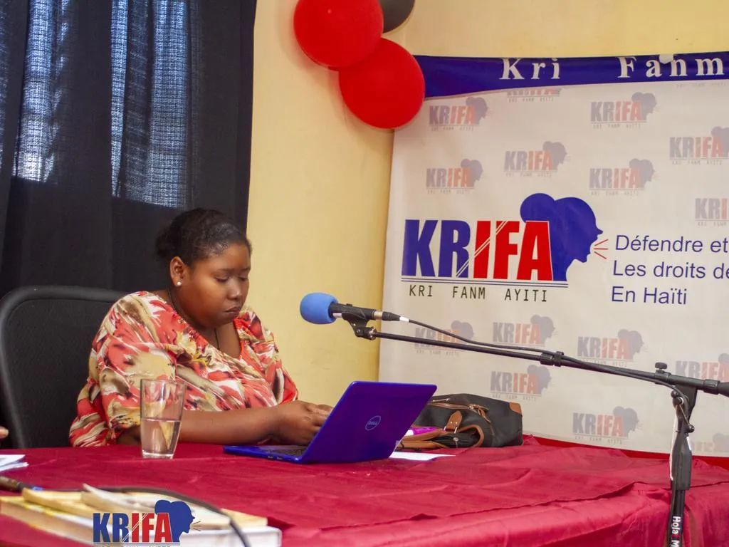 大丑闻！72岁足协主席性侵多名女球员，受访时手一直在女球员身上