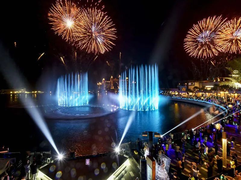 迪拜街头捡到一辆豪车,迪拜豪车坟场里的废弃豪车