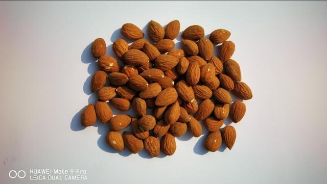 买的杏仁有塑料味正常吗,买的杏仁吃着酸正常吗