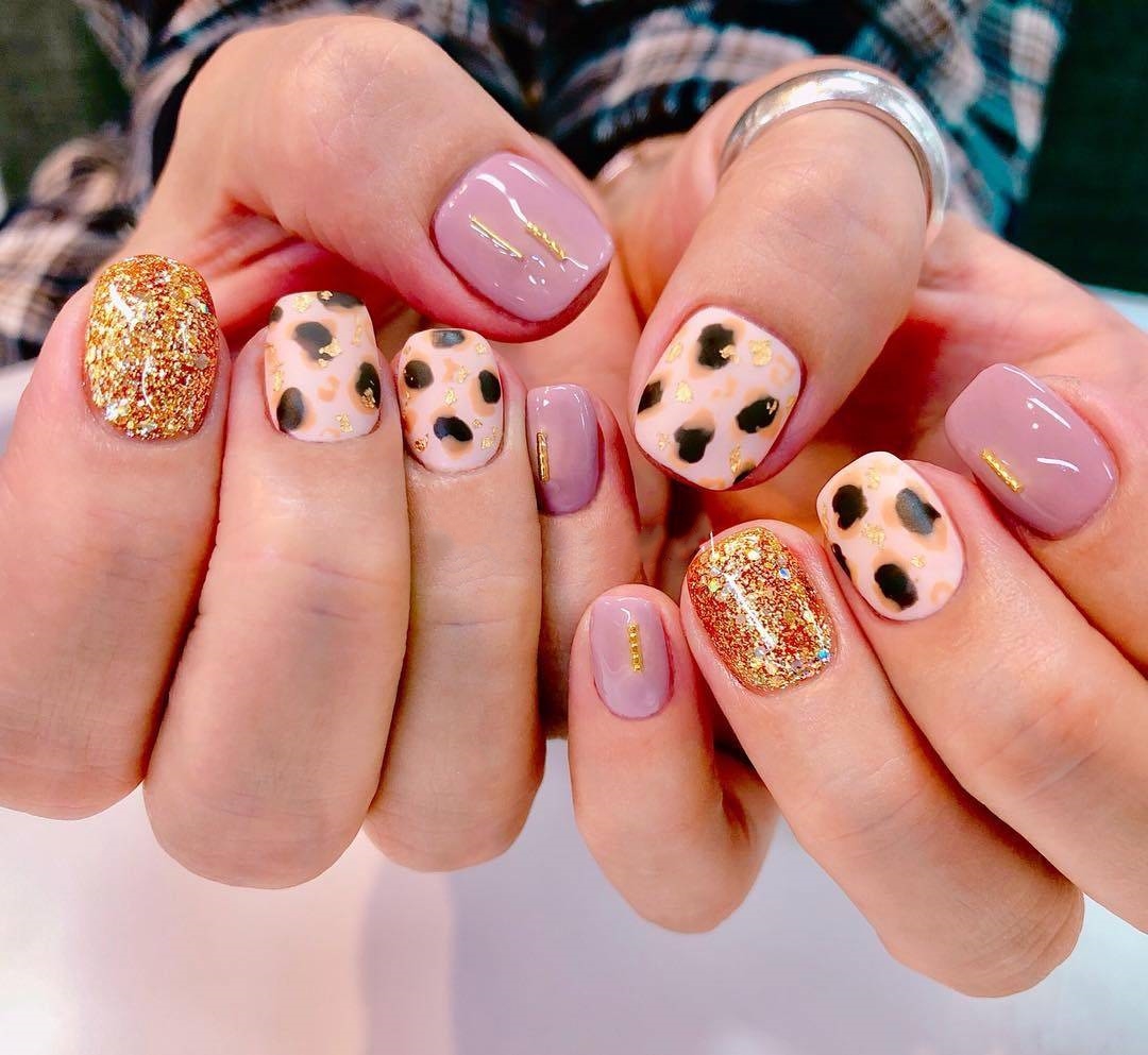 万能的亮片美甲不仅让你的指尖更出众，还会让你拥有好心情哦！