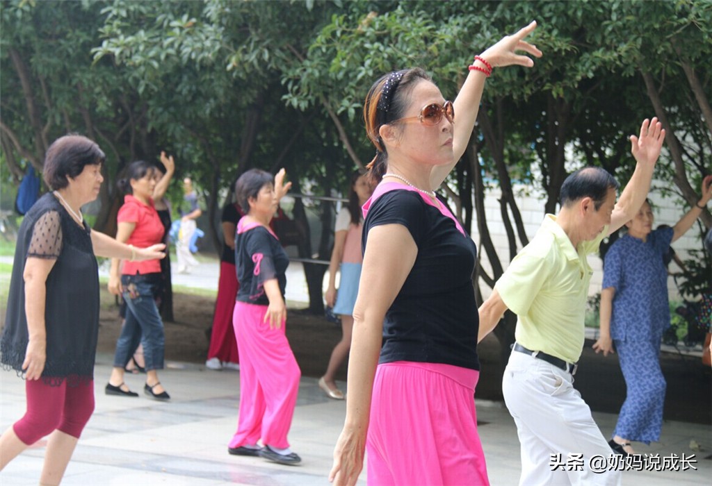 老人帮子女带娃应该怎么办,父母年轻时不帮儿子带娃怎么办