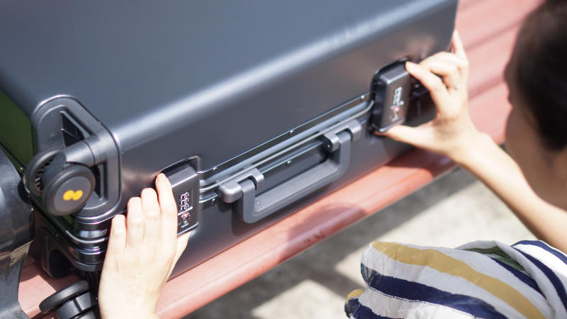 粗铝框设计，TSA密码锁，地平线8号行李箱，出差旅行好伙伴