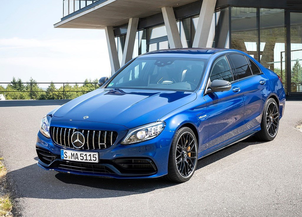 这款奔驰就像剑齿虎，口悬短剑般獠牙，价值百万可谓所向披靡