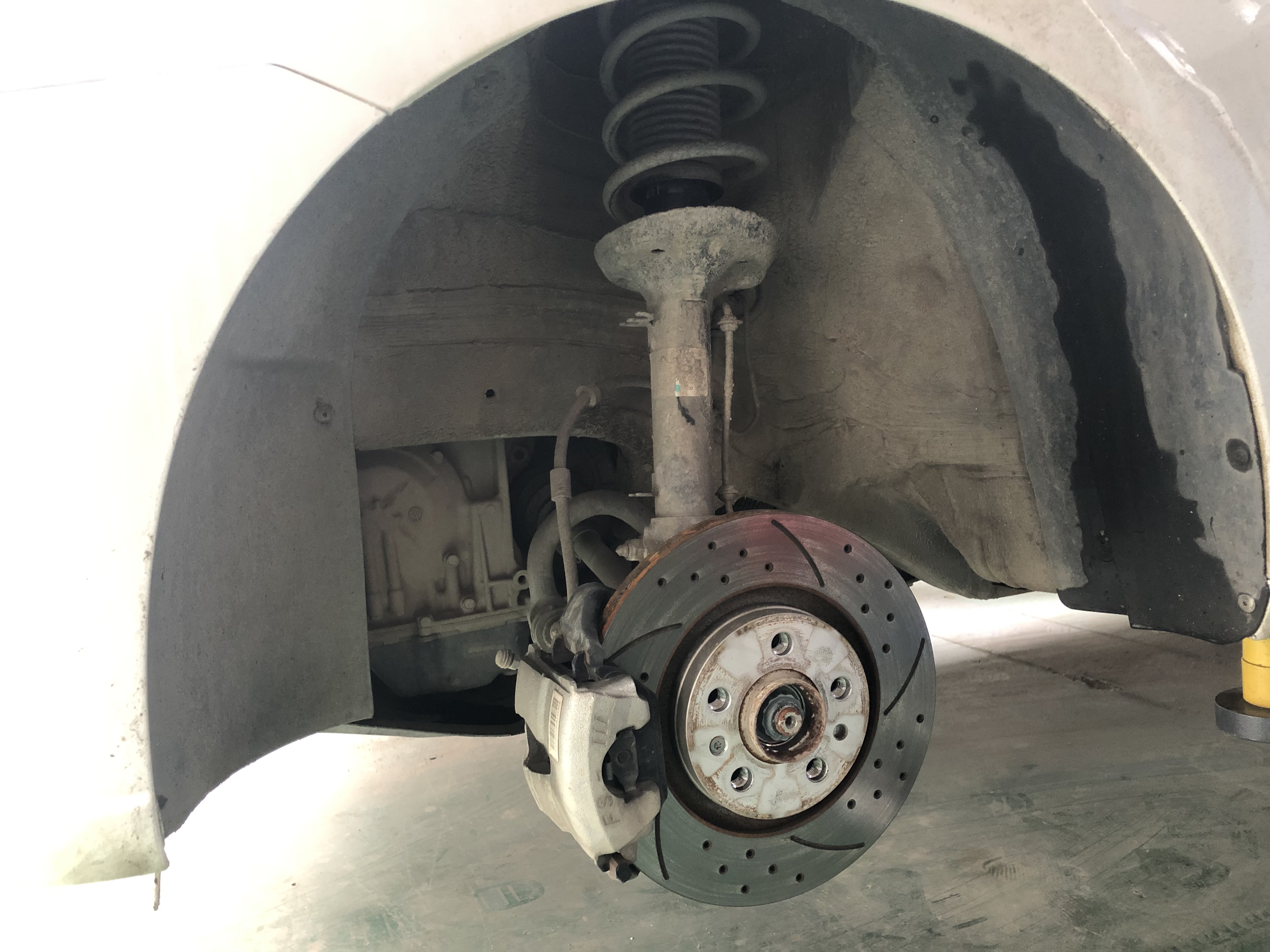 车辆后减震器漏油,减震器漏油的危害