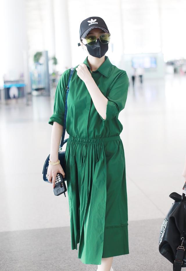 范冰冰身形圆润胖成球,范冰冰风头正势穿西装霸气走机场