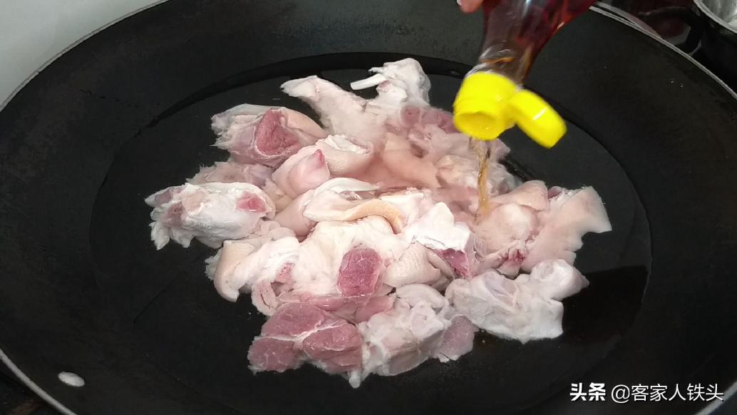 猪脚最好吃的做法教程,咸香猪脚的制作方法视频