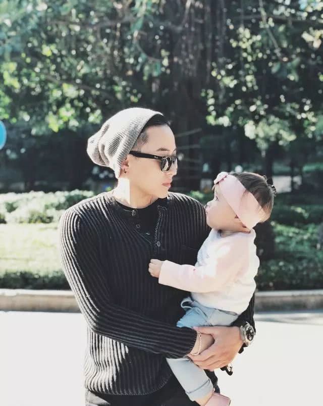 中国女网红ceo砸30万备孕,女ceo砸50万生下5国混血女