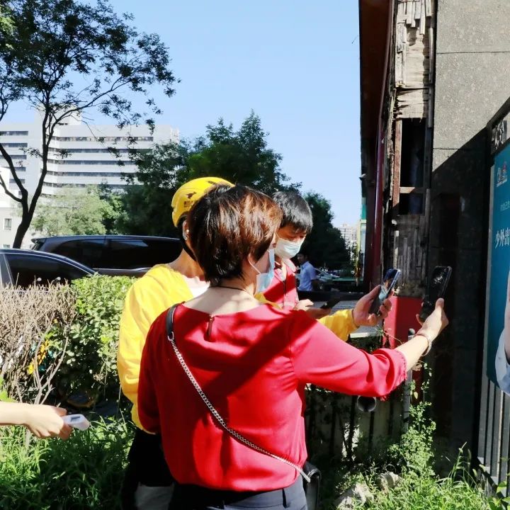 他们坚守在疫情防控一线,防控疫情他们在风雪中坚守