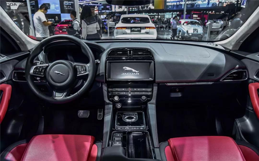 四十多万买捷豹f-pace到底值不值,捷豹f-pace又银色落地