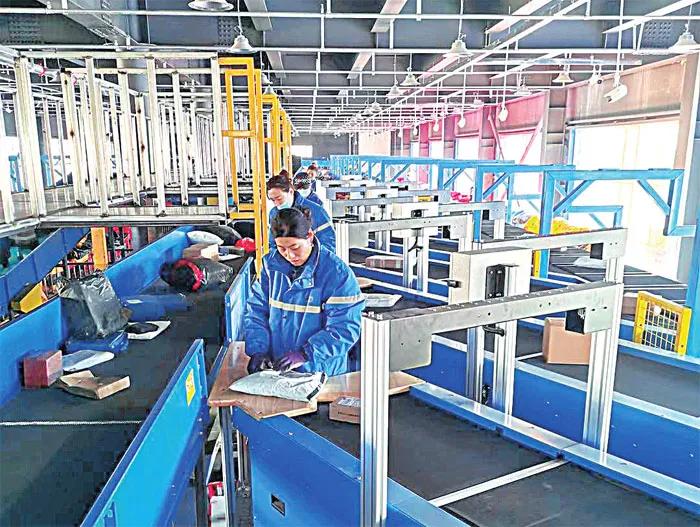 《邮件快件包装管理办法》开始施行，使用较窄胶带或免胶带设计的快递包装将会更多地出现在大家眼前