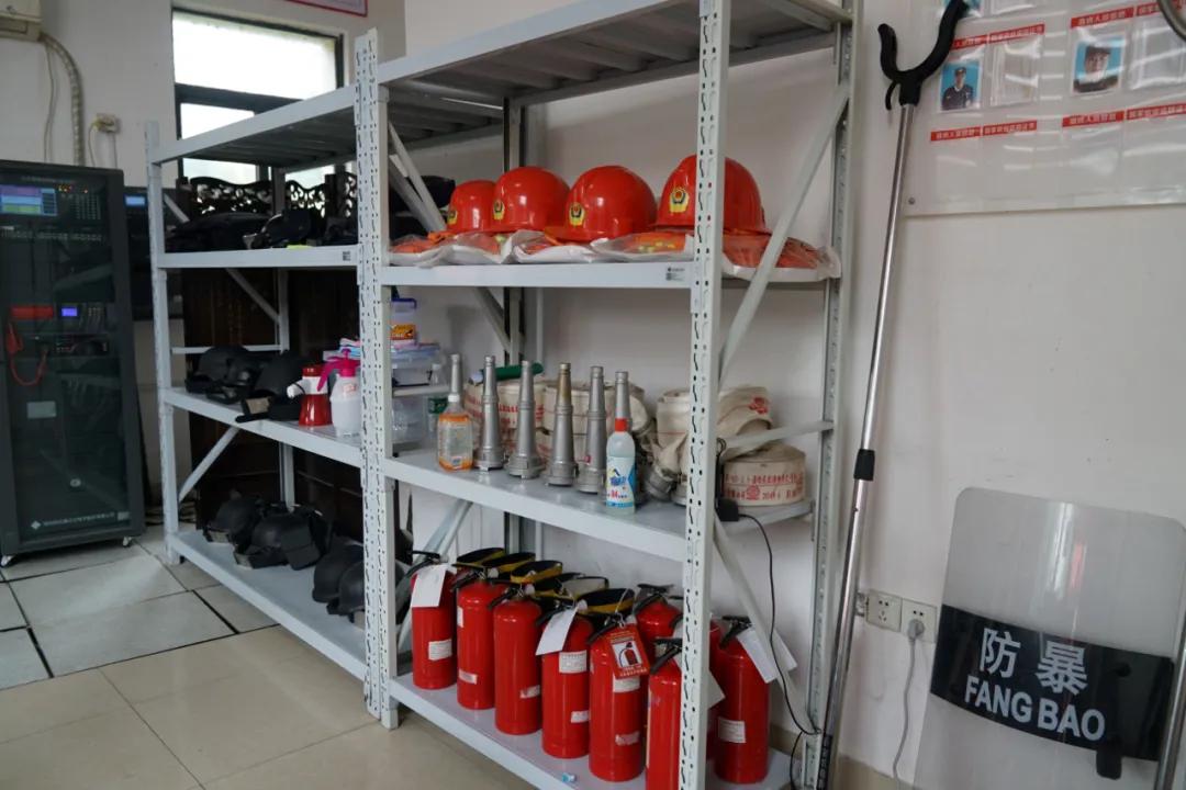 开学交警暖心护航,公安护航平安开学