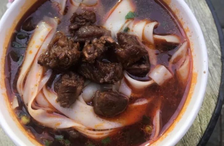武昌这家牛肉粉13块一碗牛肉超多,武汉青山有名的牛肉粉