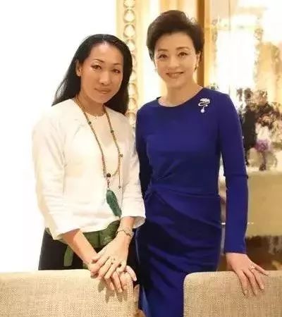 29岁不当记者，追随德国老公守护雨林，两女儿宛如天使，可不上学