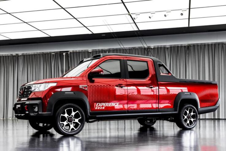 宽包围大轮圈显霸气，车顶帐篷冰箱真实用，看五菱*途征**官方改装版