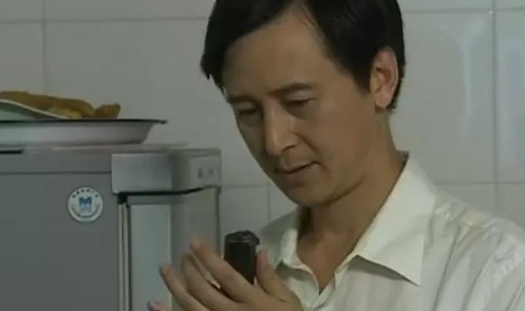 对程蝶衣恩将仇报的小四，27年后已两鬓斑白，但气质依旧如兰