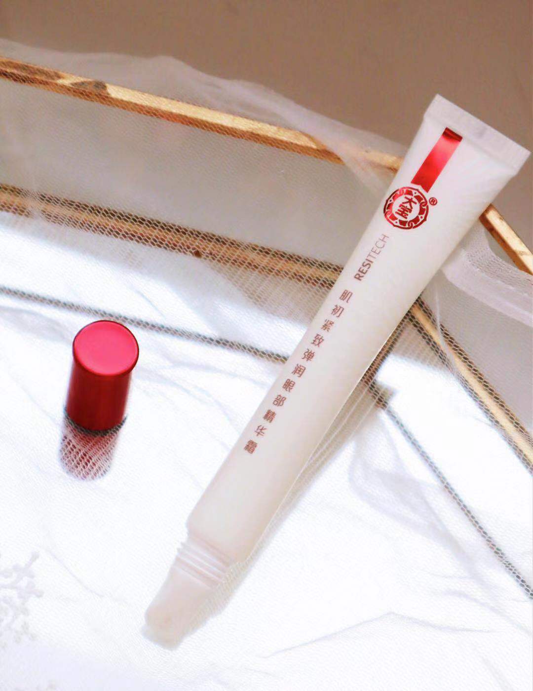 有句话说得好：美不美看脸，老不老看眼