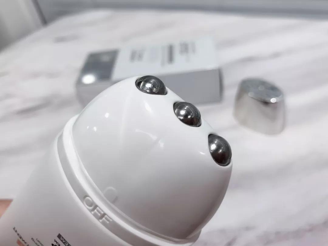 刘诗诗与倪妮再度同框,除了体态外,在脖子上她们也在暗自用力