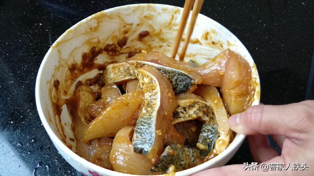 教你一个鱼肉百吃不厌的做法,鱼肉这样做香嫩入味无需放大料