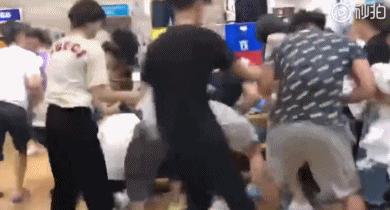 昨天，大型“丧尸”电影，在优衣库真实上演