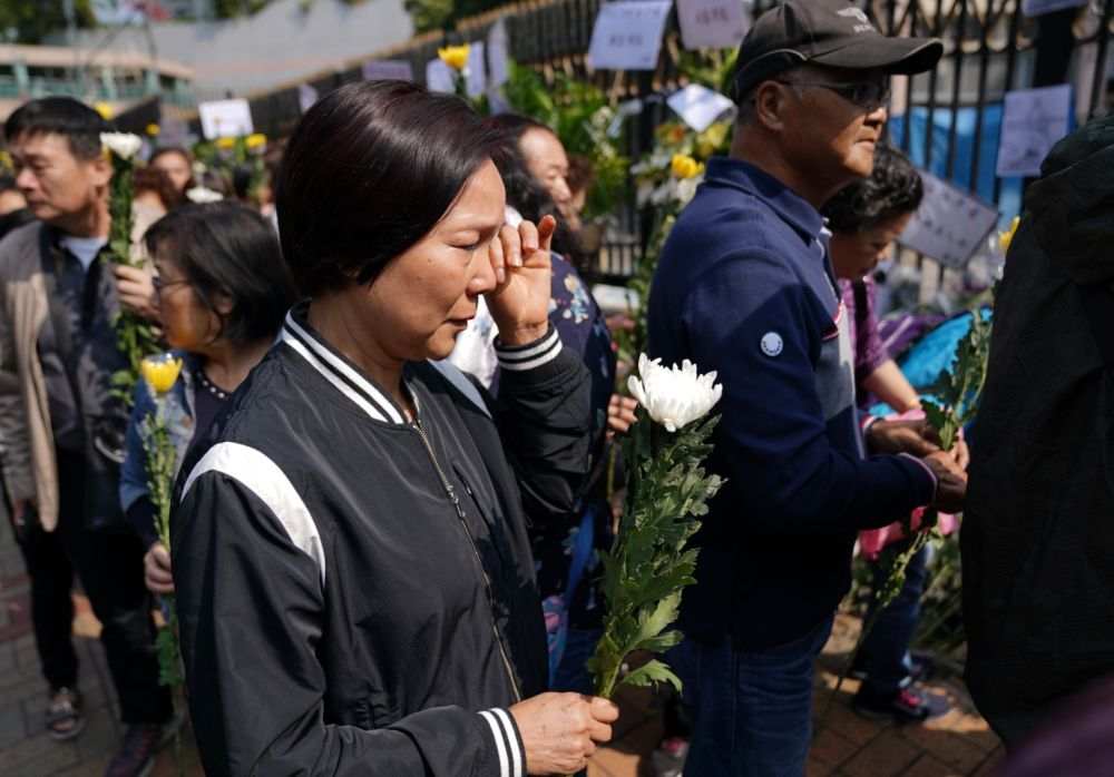 “救李伯撑罗伯”筹款网站被挤瘫，罗伯悼念现场花篮却被逐一掀翻