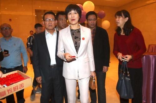 郎平的坎坷情史，为国家体育事业2次放弃爱情，年过半百终获幸福