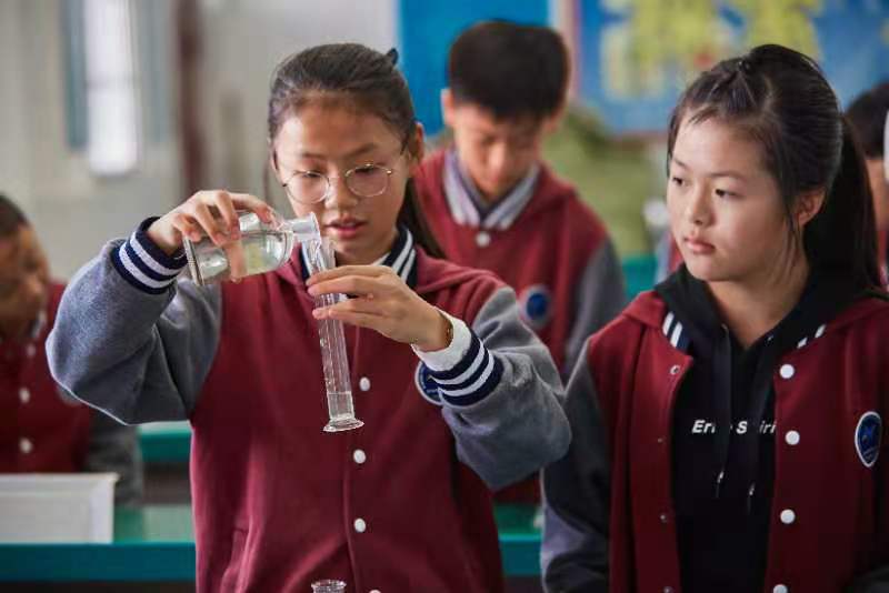 外国语里盛“国风”,这个“实验”既“好嗨”又雷人