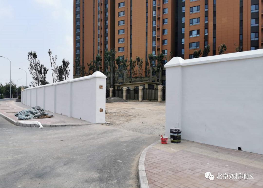 经过高档别墅区特别规划两处停车场白鹿司北街整治工程接近尾声