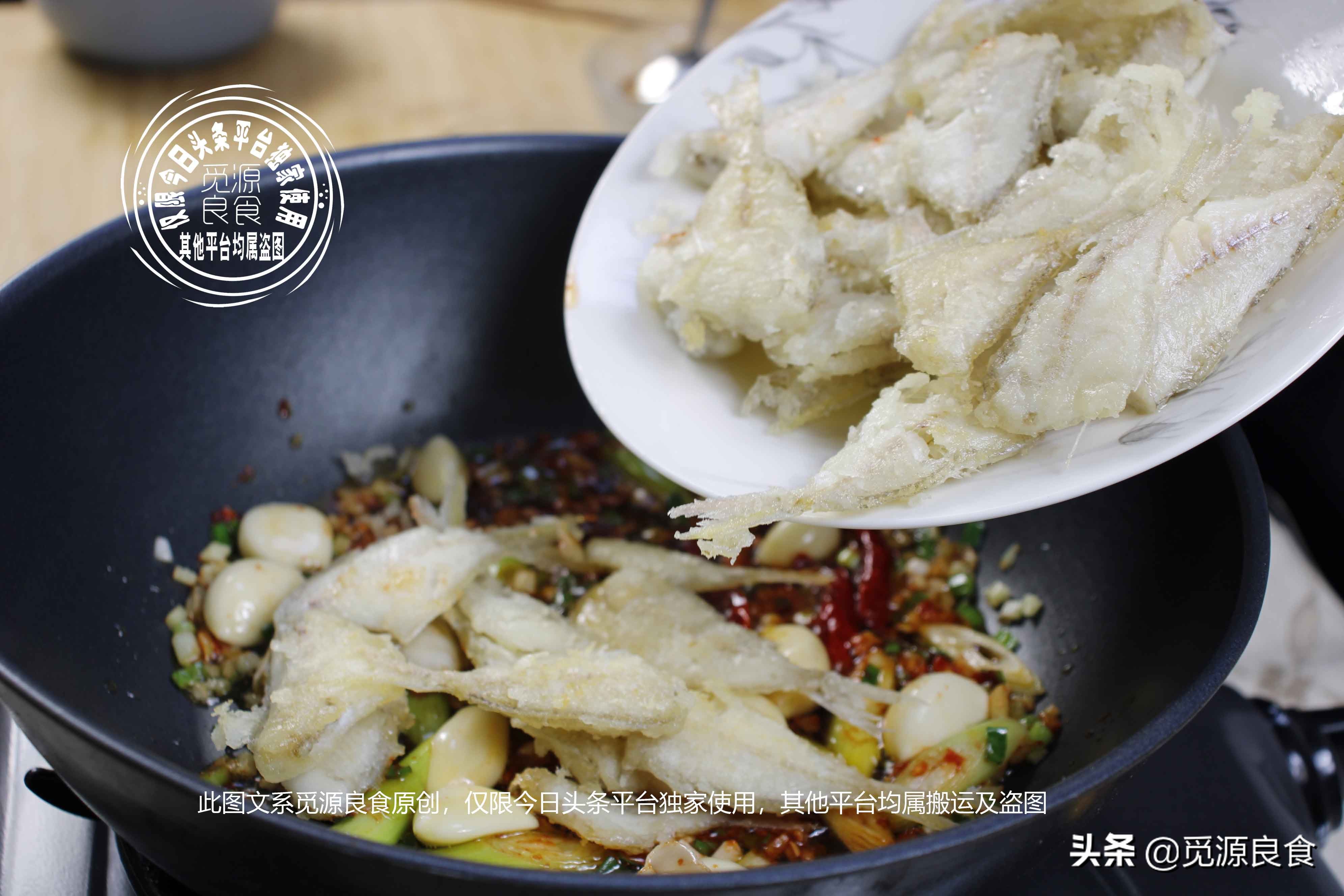 30条剥皮鱼,半碗大蒜头,教你特简单的做法,出锅比小龙虾还美味